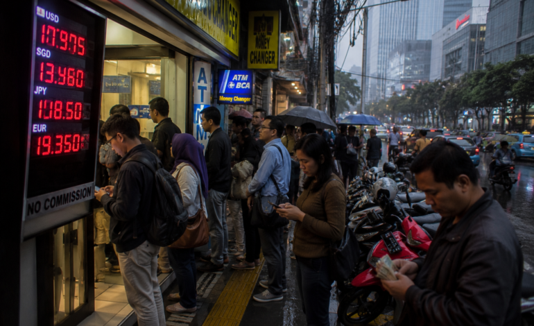 Rupiah Terus Tertekan, Sejumlah Bank Pasang Kurs Dolar AS Dekati Rp18.000