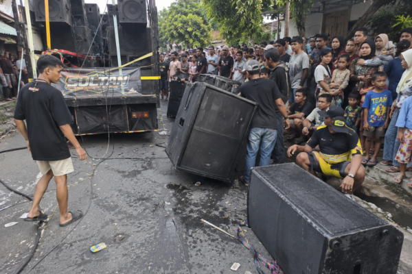 Speaker Sound Horeg Jatuh Timpa Ibu dan Balita Saat Karnaval di Mojokerto