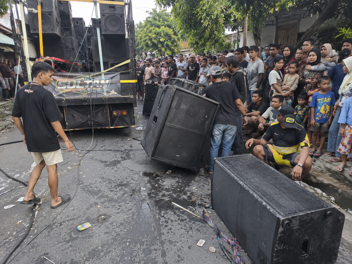 Speaker Sound Horeg Jatuh Timpa Ibu dan Balita Saat Karnaval di Mojokerto