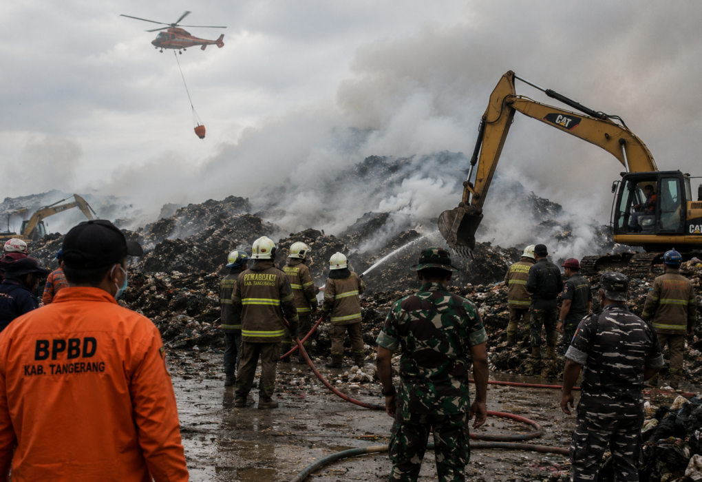 Kebakaran TPA Jatiwaringin Belum Padam Sepekan, Puluhan Warga Masih Bertahan di Pengungsian