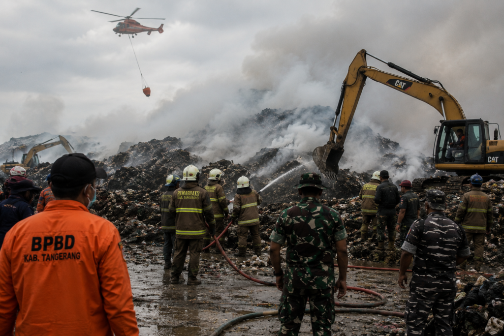 Kebakaran TPA Jatiwaringin Belum Padam Sepekan, Puluhan Warga Masih Bertahan di Pengungsian