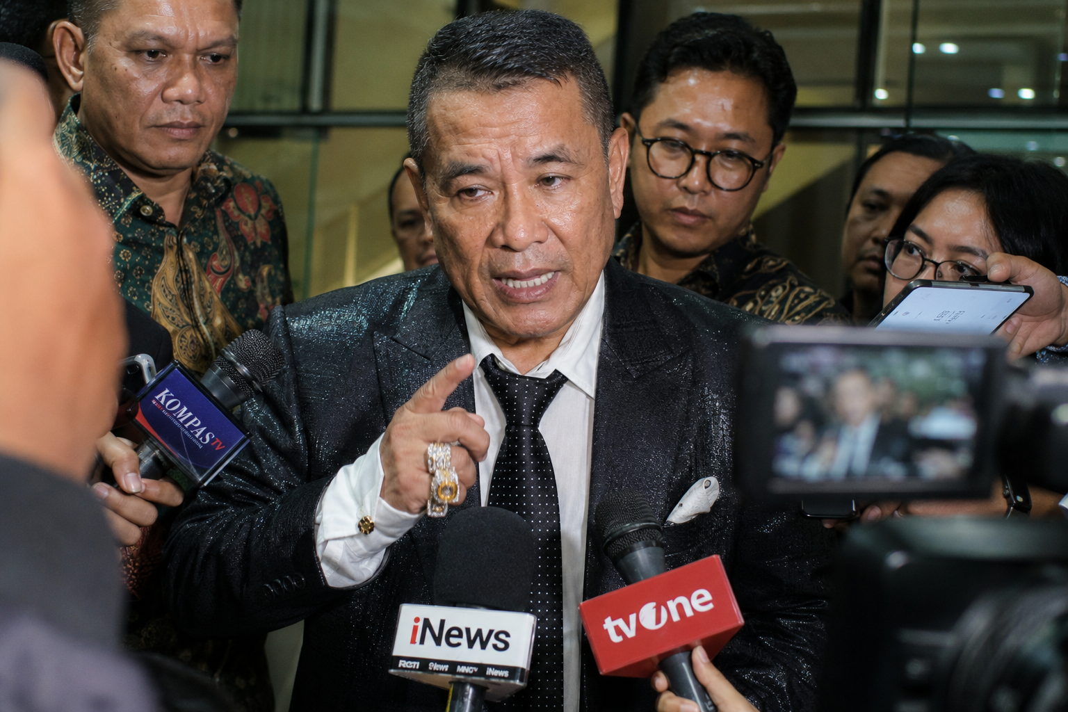 Hotman Paris minta maaf ke wartawan